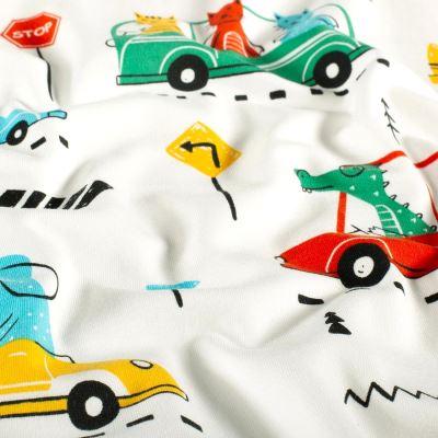 Cream-colored cotton knit with a print of cars and animals 25701/051 (2)