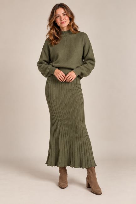 Knitted skirt in dark green color ITA-SU02