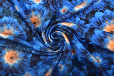 Cotton knitwear with digital print of large blue flowers AP2025/346.28.1 (3)