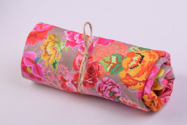 Roll of cotton knit in beige color with flower print RO7810.002