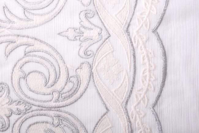 Lace with embroidered pattern and border VR110