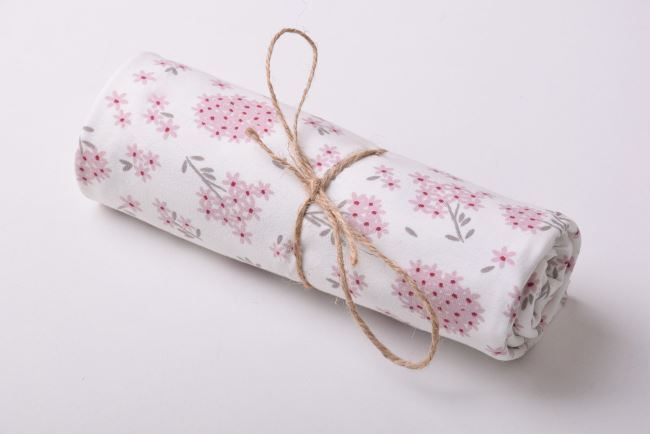 Roll of cotton knit in cream color with flower print RO19562/051