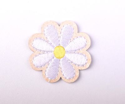 Iron-on patch in the shape of a white flower TH357