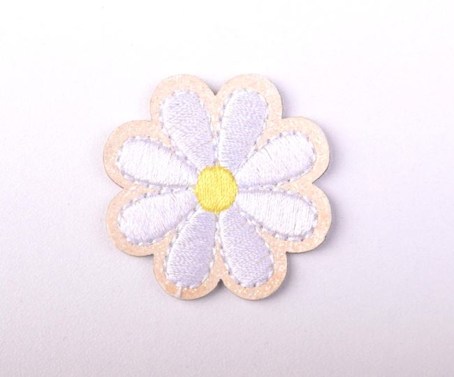 Iron-on patch in the shape of a white flower TH357