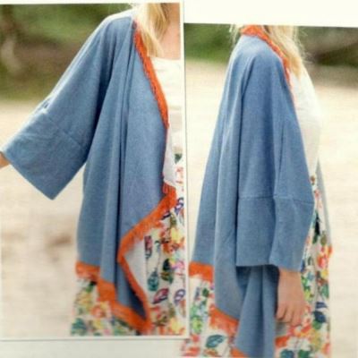 An airy kimono for the beach and the city.