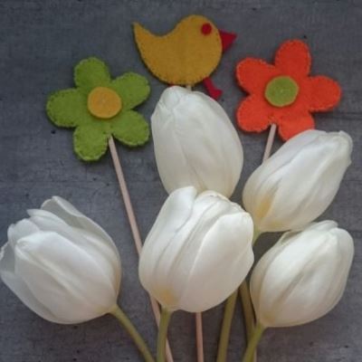 Spring ornaments made of felt for a flower pot.