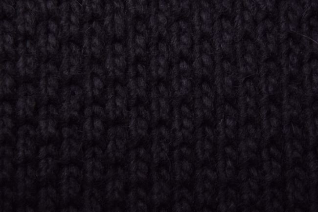 Thick woolen knit in black with braids G892