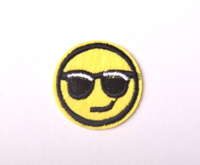 Iron-on patch in the shape of a smiley face TH356