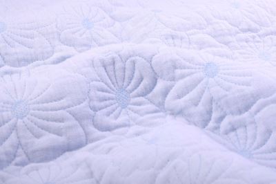Cotton muslin quilt in blue with flower-shaped stitching 212009.5029 (4)