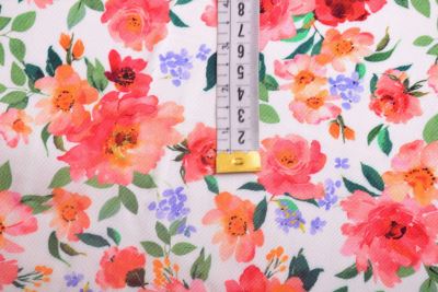 Cream-colored viscose fabric with a print of flowers and leaves TU26907 (3)